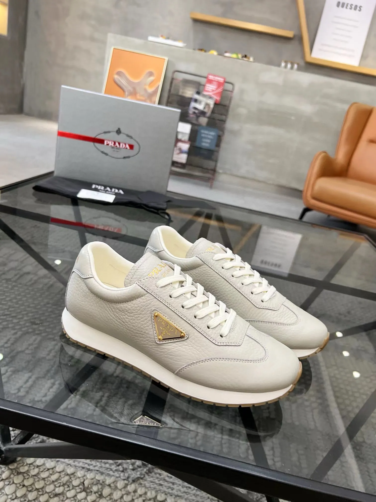 Factory price: 400💰Prada new men's leather sports shoes, the highest version on the market, any comparison is welcome🆚! The original leather has excellent texture and is super high-end! Fetal sheep net lining imported from Italy, removable pad! Luxurious materials and fine workmanship, highly recommended! Code number: 38-44, customized 45